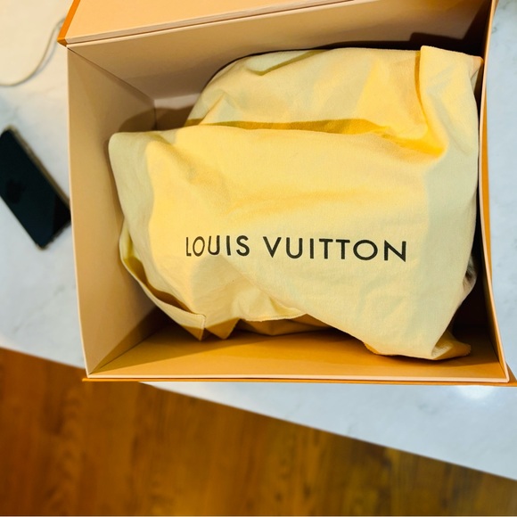 LV  Printemps Ete
2010 Bucket Noe Leather. Barely wore. Exquisite. No like it.! - Picture 7 of 11